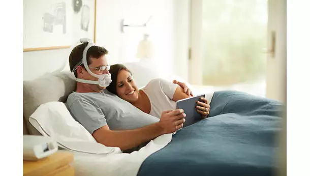 Masque facial avec champ de vision dégagé