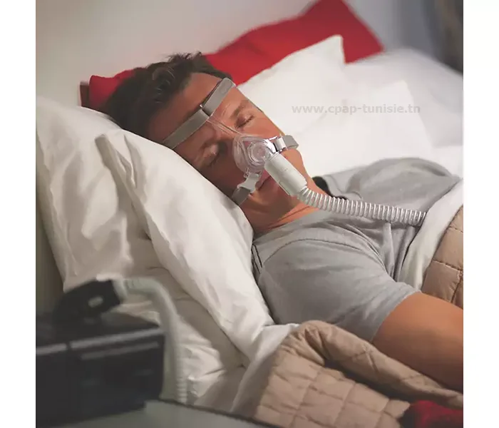 homme utilisant un masque cpap pico nasal avec harnais